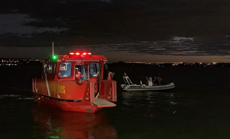 Barco do Corpo de Bombeiros no Lago ParanoÃ¡