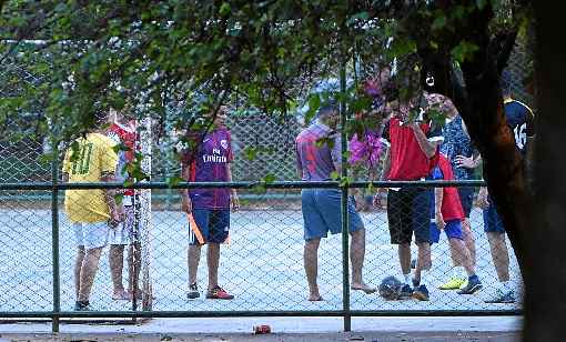 Mesmo com atividades esportivas coletivas proibidas, grupos encontraram-se para jogar bola