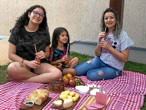 Ana Carolina Sousa jÃ¡ usou o quintal da casa para onde a famÃ­lia vai se mudar para fazer um piquenique com as filhas