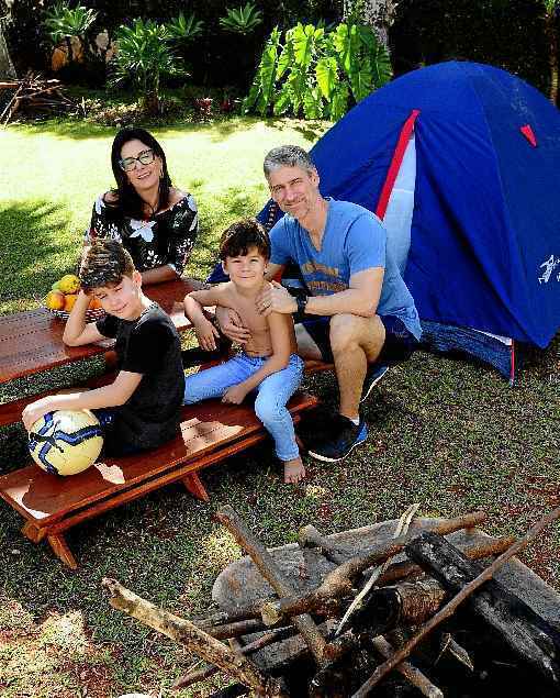 Gabrielle e Luciano montaram acampamento, com direito a barraca e fogueira, para entreter os filhos, Davi e Gabriel