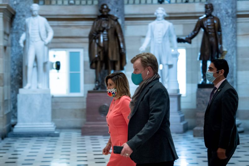 Nancy Pelosi, presidente da CÃ¢mara dos Representantes, caminha pelo saguÃ£o do CapitÃ³lio: uma das signatÃ¡rias da carta endereÃ§ada ao FBI