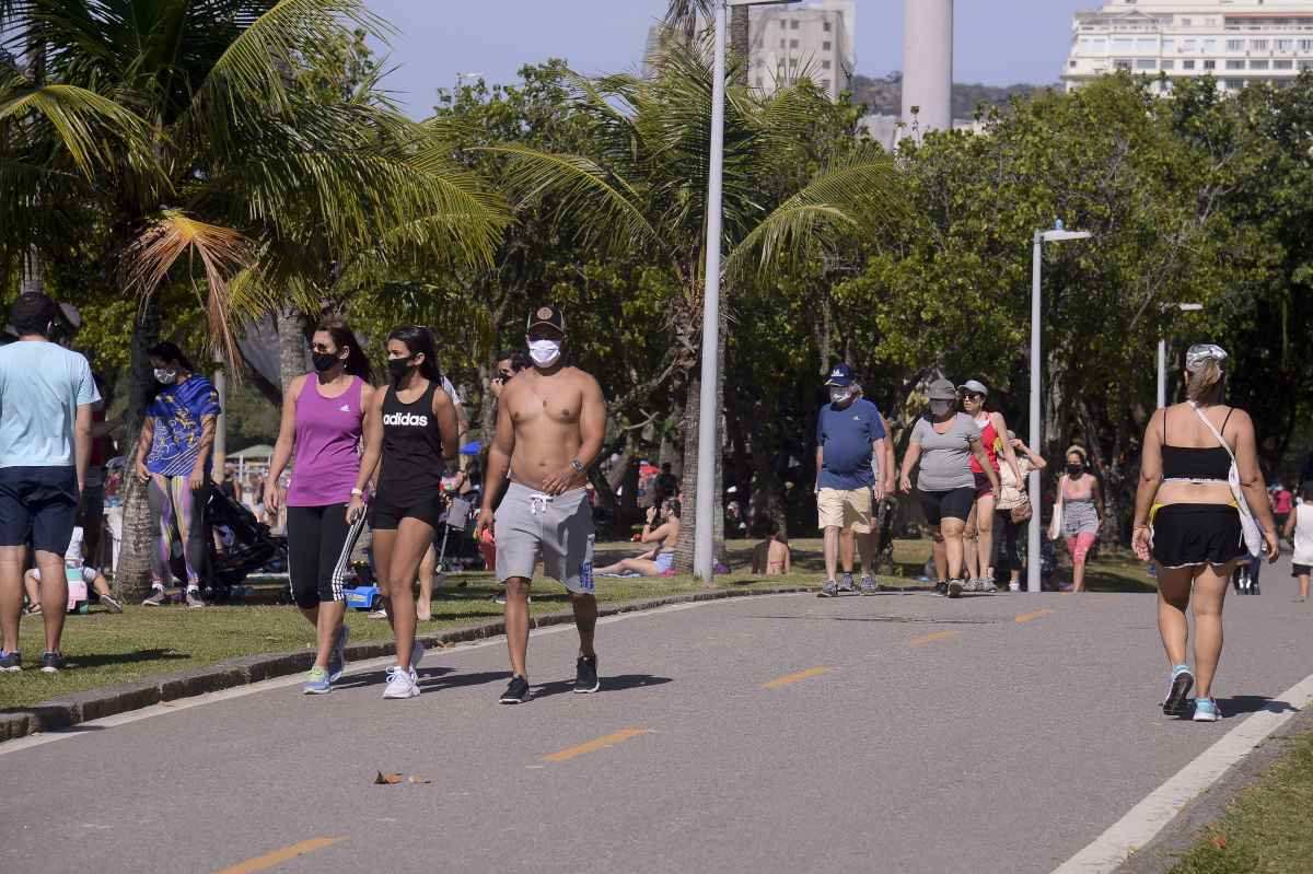 Pessoas de mÃ¡scara caminhando no Rio de Janeiro