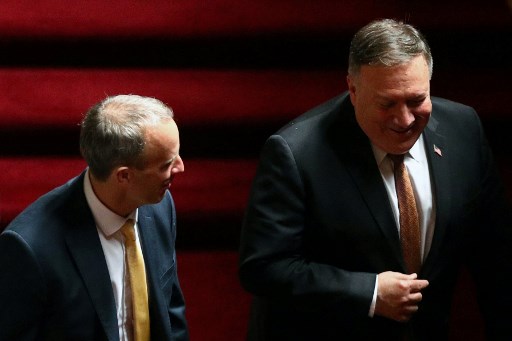 O secretÃ¡rio de Estado dos EUA, Mike Pompeo (R), e o secretÃ¡rio de RelaÃ§Ãµes Exteriores da GrÃ£-Bretanha, Dominic Raab, chegam ao Foreign and Commonwealth Office (FCO) em Londres em 21 de julho de 2020.