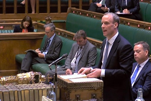 O secretÃ¡rio de RelaÃ§Ãµes Exteriores, Dominic Raab, confirmou a medida amplamente esperada no parlamento e tambÃ©m disse que Londres estenderia seu embargo de armas a 