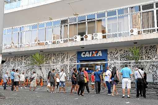 Fila de beneficiÃ¡rios em agÃªncia da Caixa no Rio, ontem: interrupÃ§Ã£o do benefÃ­cio preocupou muitas pessoas