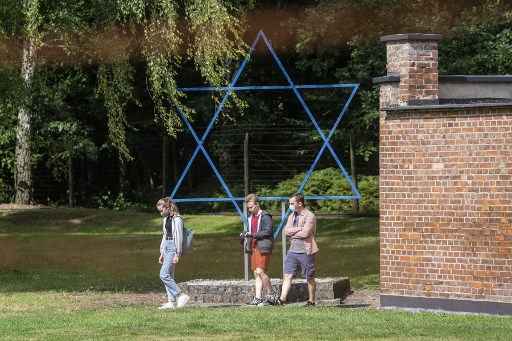 Pessoas visitam o museu no antigo campo de extermÃ­nio nazista Stutthof, em Sztutowo.