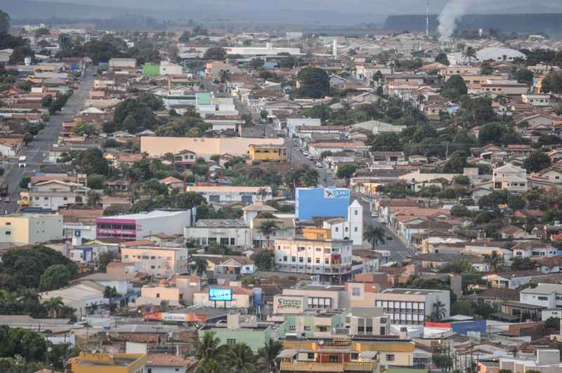 uma cidade vista de cima