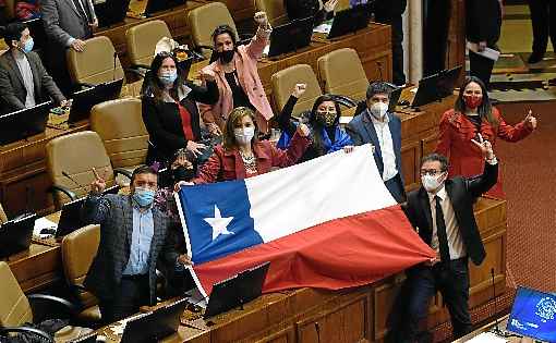 Senadores sinalizam positivamente, enquanto votam a favor da retirada dos fundos (E), na noite de quarta-feira; ontem, deputados comemoraram a aprovaÃ§Ã£o com a bandeira nacional (D)