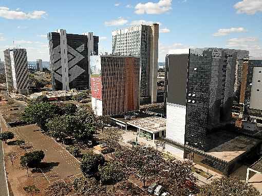 A colocaÃ§Ã£o de painÃ©is de publicidade no Setor BancÃ¡rio Sul foge do padrÃ£o planejado de Lucio Costa