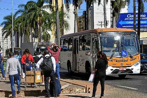 Sem ponto de Ã´nibus demarcado na Avenida das Palmeiras, as pessoas ficam perto da via e sem abrigo