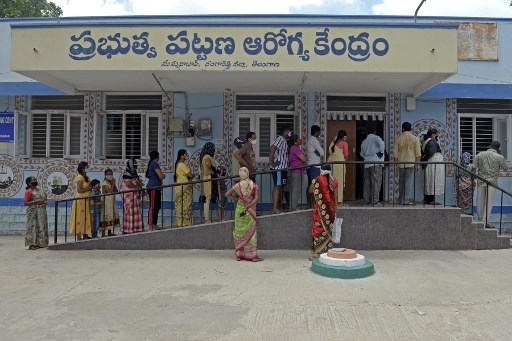 Moradores ficam em uma fila para obter seus nomes registrados para o teste de coronavÃ­rus, em um centro de testes gratuito no distrito de Ranga Reddy, nos arredores de Hyderabad, em 24 de julho de 2020.