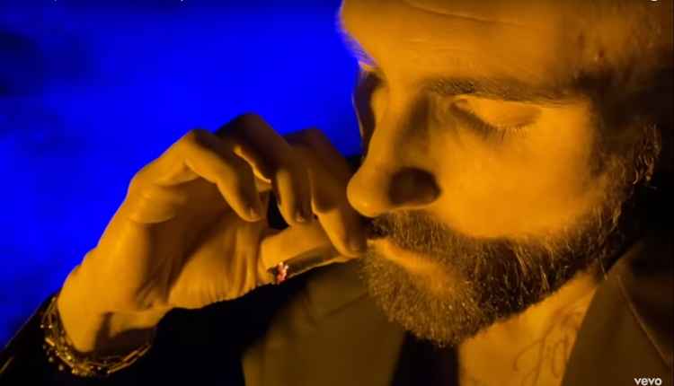 No clipe, o vocalista da banda, Adam Levigne bola e fuma um cigarro de maconha