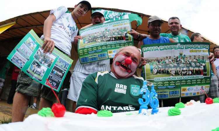 PalhaÃ§o Pirulito com o bolo dos 36 anos do Gama