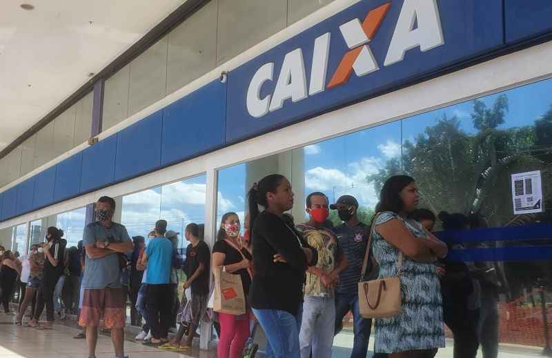 Fila sem distanciamento recomendado na agÃªncia da Caixa EconÃ´mica Federal no Deck Norte, Lago Norte.