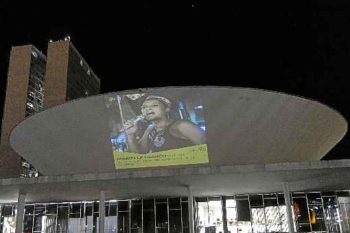 ProjeÃ§Ã£o na cÃºpula da CÃ¢mara dos Deputados lembrou Marielle Franco, vereadora assassinada em 2018: violÃªncia sistemÃ¡tica contra as mulheres