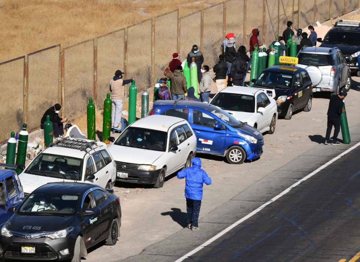 Parentes de pacientes covid-19 fazem fila para recarregar cilindros de oxigÃªnio medicina