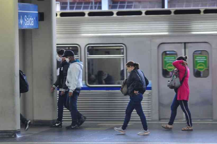 Pessoas usando mÃ¡scara no metrÃ´