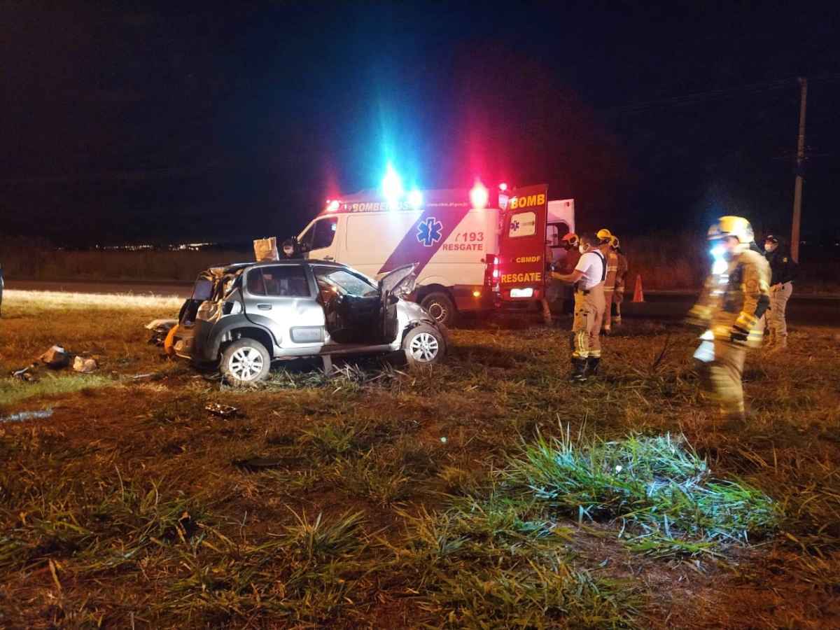 Motorista perde o controle e capota na BR-070