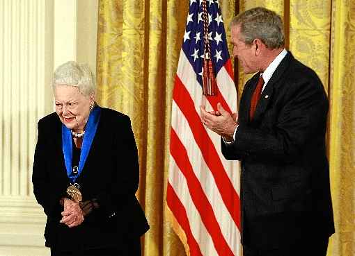 Em 2008, a atriz foi condecorada, na Casa Branca, pelo presidente Bush