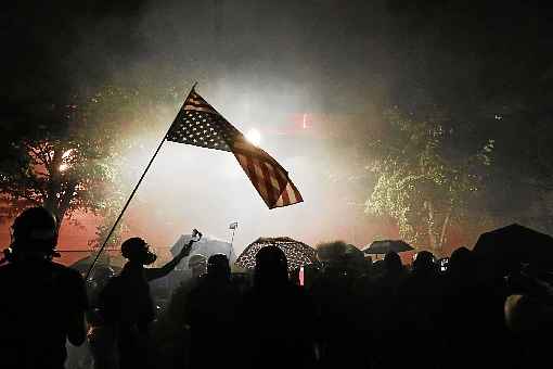 Em meio Ã  crescente tensÃ£o provocada por protestos nas ruas e pela aproximaÃ§Ã£o do perÃ­odo eleitoral, governo dos Estados Unidos anuncia aumento de investimento nas pesquisas de desenvolvimento de imunizaÃ§Ã£o contra a covid-19