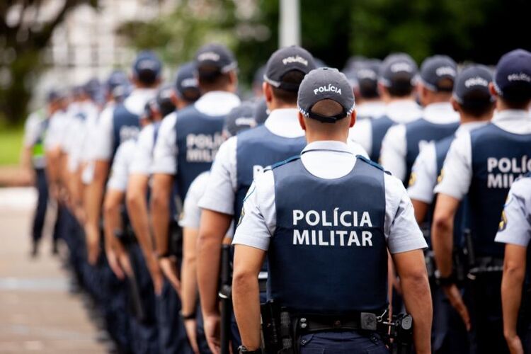 Lei sancionada em 2019 autoriza venda de armas a policiais aposentados