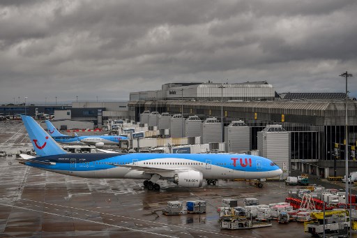 As aeronaves operadas pela TUI sÃ£o retratadas no aeroporto de Manchester, em Manchester, no noroeste da Inglaterra, em 27 de julho de 2020, apÃ³s a decisÃ£o do operador de fÃ©rias de cancelar todos os feriados na Espanha continental, devido a um aumento no nÃºmero de casos covid-19 por lÃ¡.