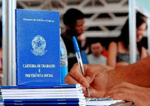 Trabalhador pode adiantar atÃ© trÃªs parcelas do saque-aniversÃ¡rio, pagando juros de 0,99% ao mÃªs