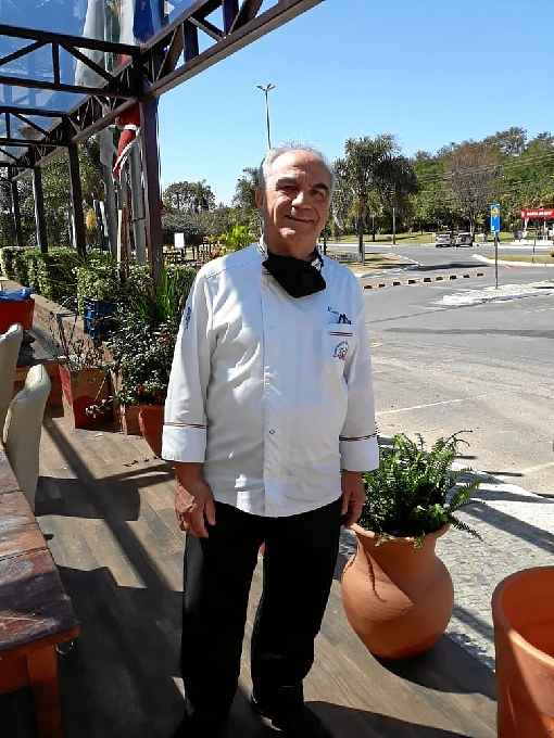 MÃ¡scara tirada sÃ³ para a foto: Rosario Tessier inaugura espaÃ§o em frente ao restaurante