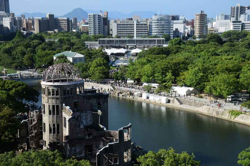 Esta visÃ£o aÃ©rea mostra o domo da bomba atÃ´mica de Hiroshima (frente E) e o Parque Memorial da Paz (C), enquanto as pessoas assistem ao memorial comemorativo do 72Âº aniversÃ¡rio das vÃ­timas da bomba atÃ´mica em Hiroshima em 6 de agosto de 2017.