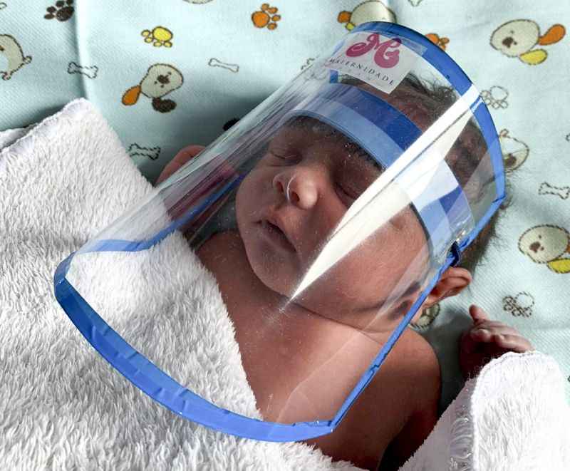 Enfermeiras criaram um faceshield para proteger os bebÃªs na maternidade