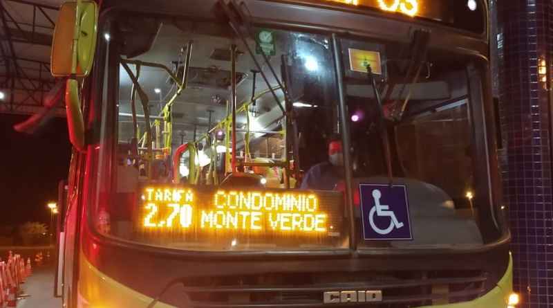 O motorista do Ã´nibus parou na delegacia para que uma mulher registrasse a queixa e o homem se apresentasse