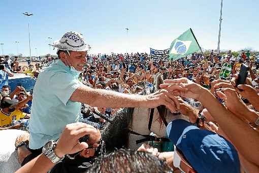 Bolsonaro colocou chapeu de vaqueiro, subiu no cavalo e fez questÃ£o de cumprimentar os apoiadores