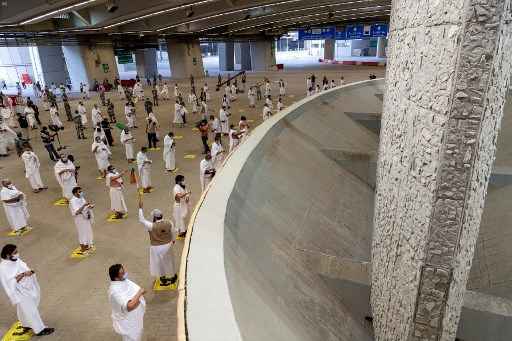 Uma foto divulgada pela Saudi Press Agency (SPA), em 31 de julho de 2020, mostra fiÃ©is muÃ§ulmanos jogando pedras como parte do simbÃ³lico al-A'qabah (apedrejamento do ritual do diabo) na ponte Jamarat durante a peregrinaÃ§Ã£o ao Hajj em Mina , perto da cidade sagrada de Meca, na ArÃ¡bia Saudita.