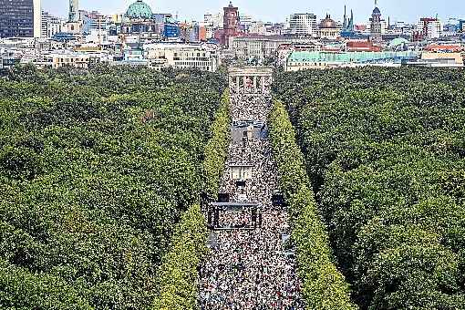 Para os manifestantes, que dispensaram o uso de mÃ¡scara, a crise na saÃºde acabou: 