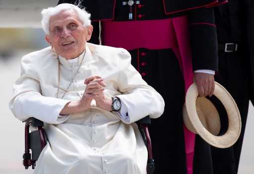 Esta foto de arquivo tirada em 22 de junho de 2020 mostra o ex-papa Bento XVI posando para uma foto no aeroporto de Munique, sul da Alemanha, depois de visitar seu irmÃ£o e antes de sua partida.