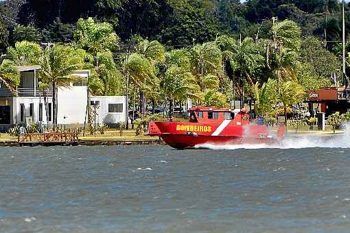 Cinco embarcaÃ§Ãµes vasculharam, ontem, o Lago ParanoÃ¡. Corpo de Bombeiros encontra dificuldades