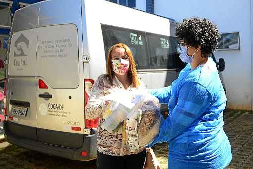 Mirian GonÃ§alves (E) recebe cesta bÃ¡sica: 