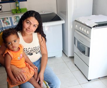 A diarista Alcenir trocou a geladeria velha por uma nova comprada em várias prestações de R$ 80. O próximo passo é um armário de cozinha