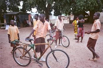 Morador de Gana utiliza uma das bicicletas já fabricadas no projeto Bamboo Bike