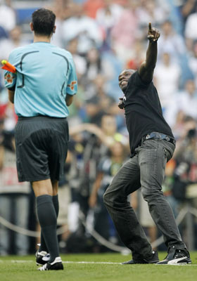 Trocando as bolas: Bolt faz seu gesto característico no Estádio Santiago Bernabéu