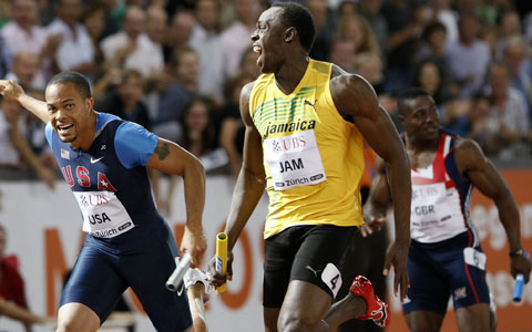 Bolt cruza a linha de chegada no revezamento 4 x 100m: rotina de vitórias