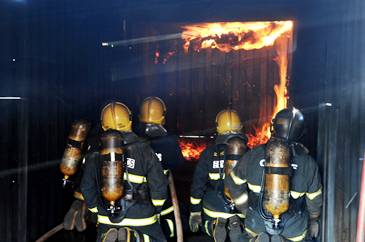 Fogo dentro do contêiner simula incêndio em um ambiente fechado, como a sala de uma residência: treinamento é eficiente e gasta menos água do que as ações em estrutura de alvenaria