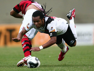 Visado pelos adversários, Carlos Alberto vem jogando com uma proteção no tornozelo direito