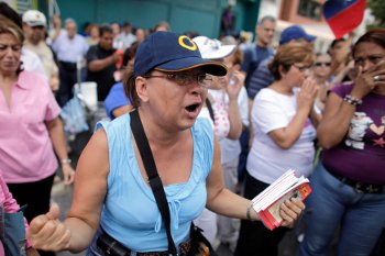 Mulher protesta contra fechamento da rádio CNB, 1ª das 34 retiradas do ar