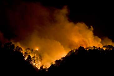 Apesar do esforço de mais de 500 bombeiros, fogo segue se alastrando