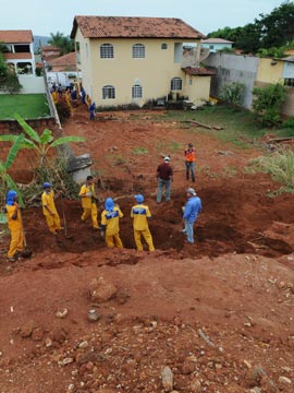 Chuva derruba muro de casa próxima à DF-150