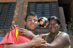 Evandro Queiroz com a mãe Silvinha Chaves de Queiroz, morador do Varjão e jogador do Planalto Futebol Clube