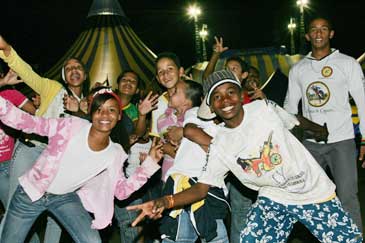 Sara e Cleiton a frente dos jovens participantes do Grito da Liberdade