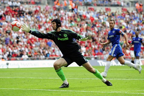 O goleiro Petr Cech defendeu dois pênaltis e garantiu o título