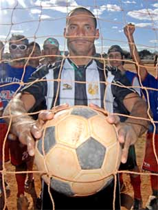 Clelson é bombeiro hidráulico quando não está em campo